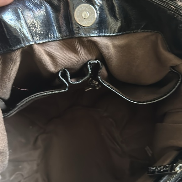 Black paten leather shoulder bag. - Picture 4 of 5